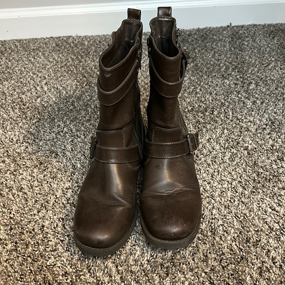 brown winter/fall boots.